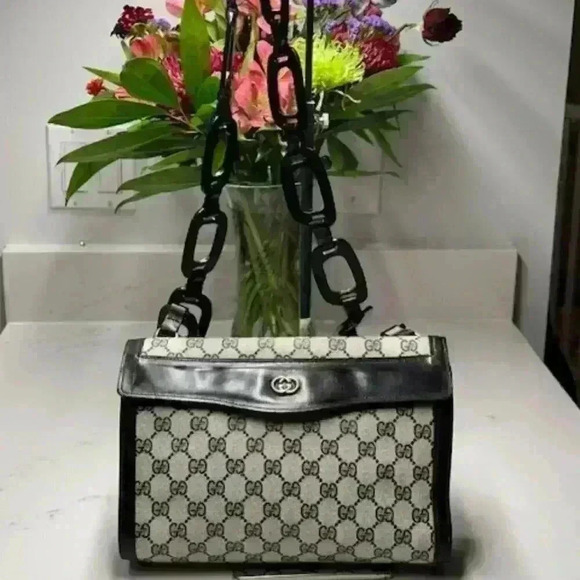 👑👑 Vintage Gucci GG Shoulder Bag EUC! + COA + Dust Bag - Picture 4 of 16